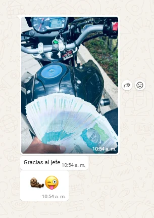 Foto enviada por un colaborador: billetes en la mano sobre el tanque de su moto, con el mensaje gracias al jefe.